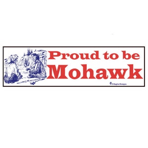 Puede incluir: Una pegatina para parachoques roja y azul con el texto "Proud to be Mohawk" y un dibujo de dos personas con ropa tradicional.