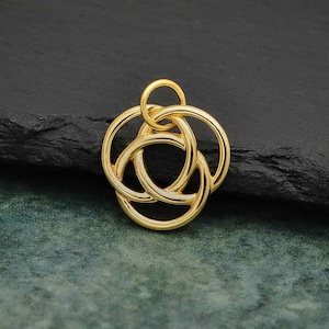 Könnte beinhalten: Ein goldfarbener Anhänger mit einem keltischen Knotendesign mit drei ineinander verschlungenen Kreisen.