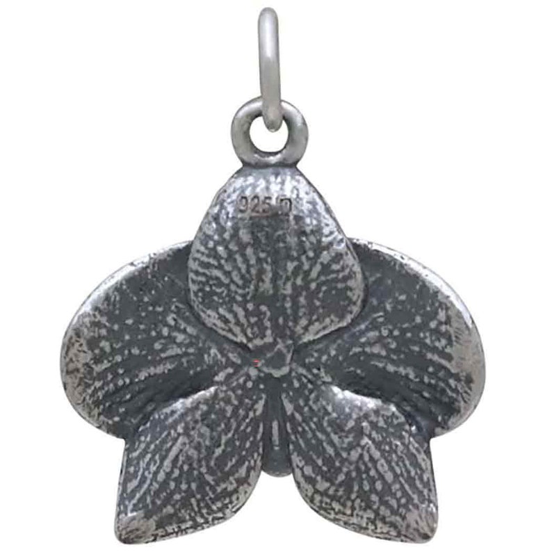 Peut inclure: Un pendentif en argent en forme d'orchid&eacute;e avec une surface textur&eacute;e et un poin&ccedil;on 925.