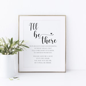 Puede incluir: Un cartel de boda imprimible con texto negro sobre fondo blanco. El texto dice "Estar&eacute; ah&iacute;" con un peque&ntilde;o s&iacute;mbolo de coraz&oacute;n. El texto contin&uacute;a con "Estoy en el cielo para tu boda, &iquest;qu&eacute; debo hacer? Bajar&eacute; a la tierra, para pasarla contigo. Por favor, res&eacute;rvame un asiento, solo una silla. Puede que no me veas, pero estar&eacute; ah&iacute;."