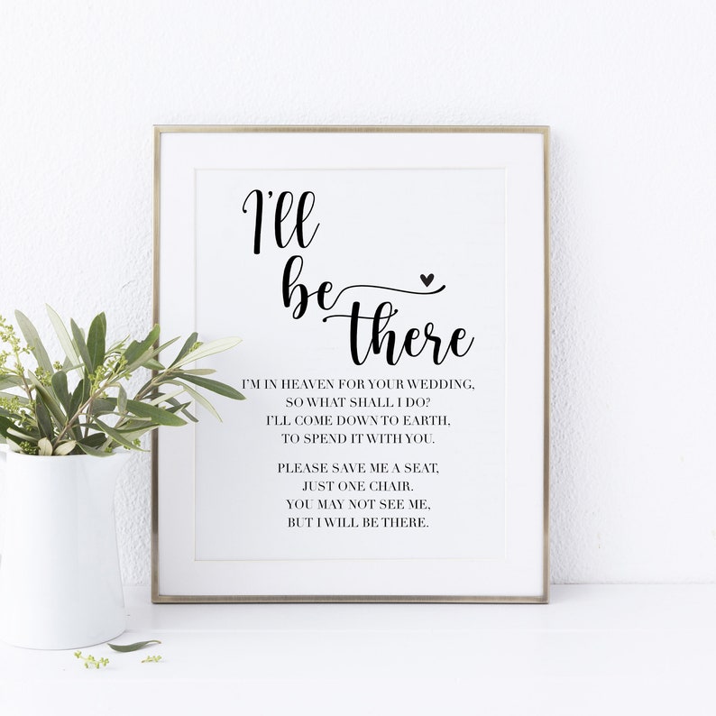 Puede incluir: Un cartel de boda imprimible con texto negro sobre fondo blanco. El texto dice "Estar&eacute; ah&iacute;" con un peque&ntilde;o s&iacute;mbolo de coraz&oacute;n. El texto contin&uacute;a con "Estoy en el cielo para tu boda, &iquest;qu&eacute; debo hacer? Bajar&eacute; a la tierra, para pasarla contigo. Por favor, res&eacute;rvame un asiento, solo una silla. Puede que no me veas, pero estar&eacute; ah&iacute;."