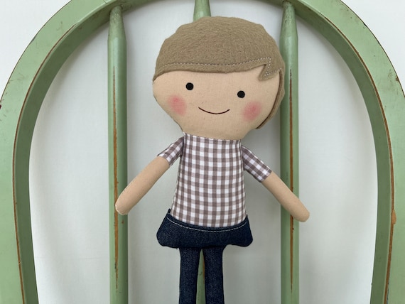 Nino pequeno muneco de trapo hecho a mano perfecto para el juego imaginativo