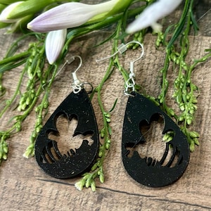 Boucles d&#39;oreilles pendantes en bois découpées au laser Abeille noire