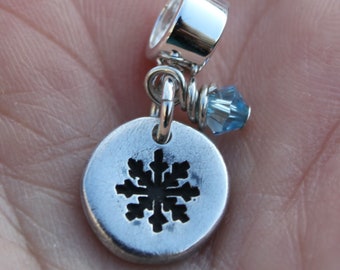 Dije pequeño de copo de nieve estampado en plata, compatible con Pandora, con cuenta de cristal azul.