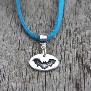 Colgante de murciélago, collar de murciélago, collar de cordón con colgante, colgante colorido, colgante de Halloween, joyería de Halloween, murciélago vampiro, pequeño murciélago