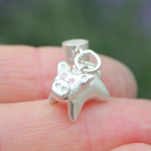 Rosa Schwein Charm für Pandora Bettelarmband. Süßer kleiner Schweinchen Anhänger mit rosa Augen, handgemacht in Silber - das perfekte Geschenk für jeden Schweine-Liebhaber.