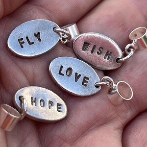Charms de letras de plata para Pandora: palabras motivadoras "volar", "deseo", "amor", "esperanza" para pulseras o collares de Pandora. Charms con palabras y nombres.