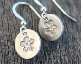 Silber Blume Tropfen Ohrringe, kleine Tropfen Ohrringe, kleine Ohrringe, einfache Silberohrringe, winzige Silberohrringe, alltägliche Silberohrringe