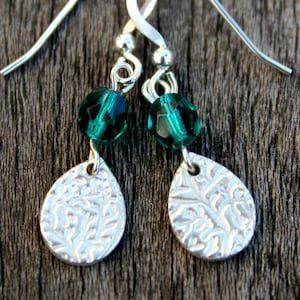 Brincos de vidro verde, brincos de contas verdes, brincos de lágrima de prata, brincos de prata e vidro, brincos de contas swarovski, pingente de contas