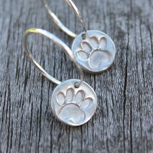 Pfotenabdruck Creolen, kleine Pfötchen Ohrringe, Silber Pfotenabdruck Creolen, Katzenpfoten Ohrringe, Hundepfoten Creolen, 925 Silber