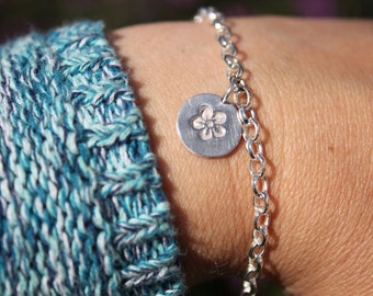 Silber Blume Charm Armband, Silber Gänseblümchen Charm Armband, Silber vergessen Sie mich nicht Armband, Silber Kette Armband, Blumenarmband, minimalistisch