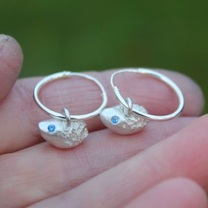 Silber Igel-Creolen mit silbernen Igeln mit Edelsteinaugen an Sterling-Creolen. Die niedlichsten kleinen Igel.