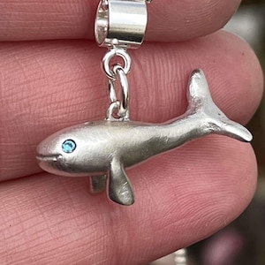Silber Wal Anhänger. Diese süße Wal Halskette ist perfekt für ein Geschenk für Wal-Liebhaber. Der winzige Wal ist handgemacht aus Silber mit blauen Augen aus Schmuckstein.