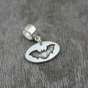 Pequeño dije de murciélago plateado, compatible con pulseras Pandora.