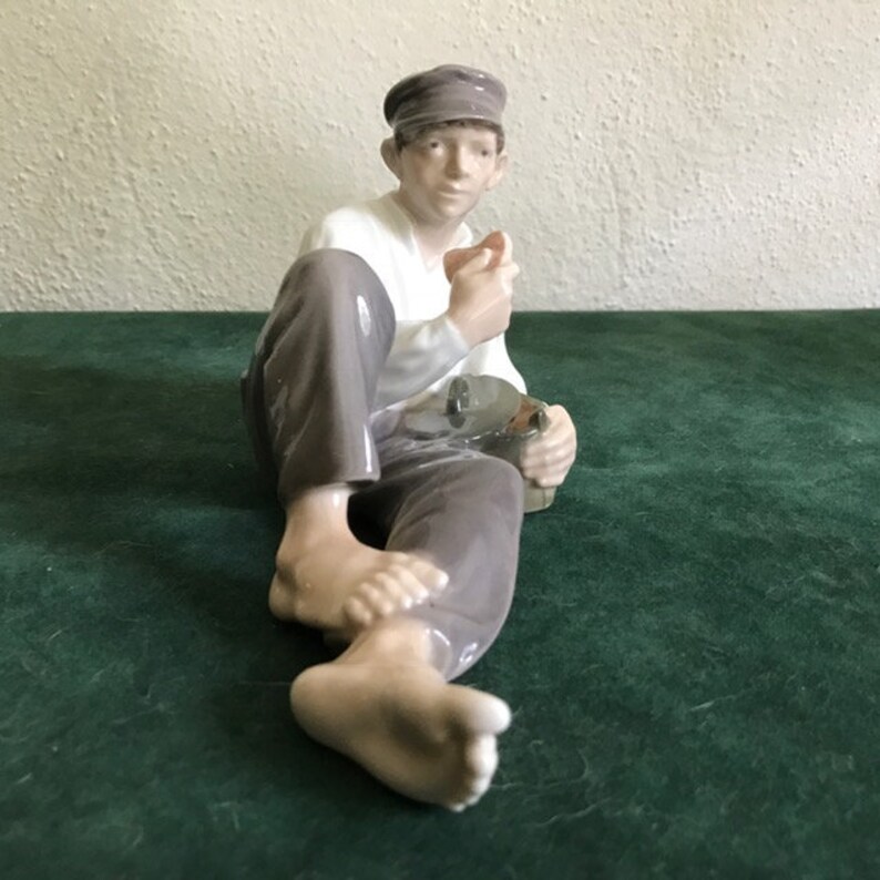 Royal Copenhagen Figurine No 865 Boy Eating Lunch