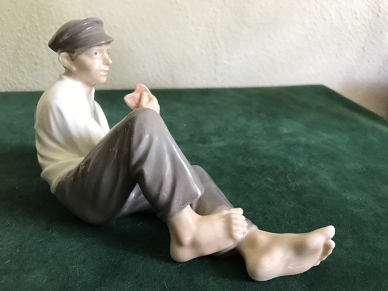 Royal Copenhagen Figurine No 865 Boy Eating Lunch