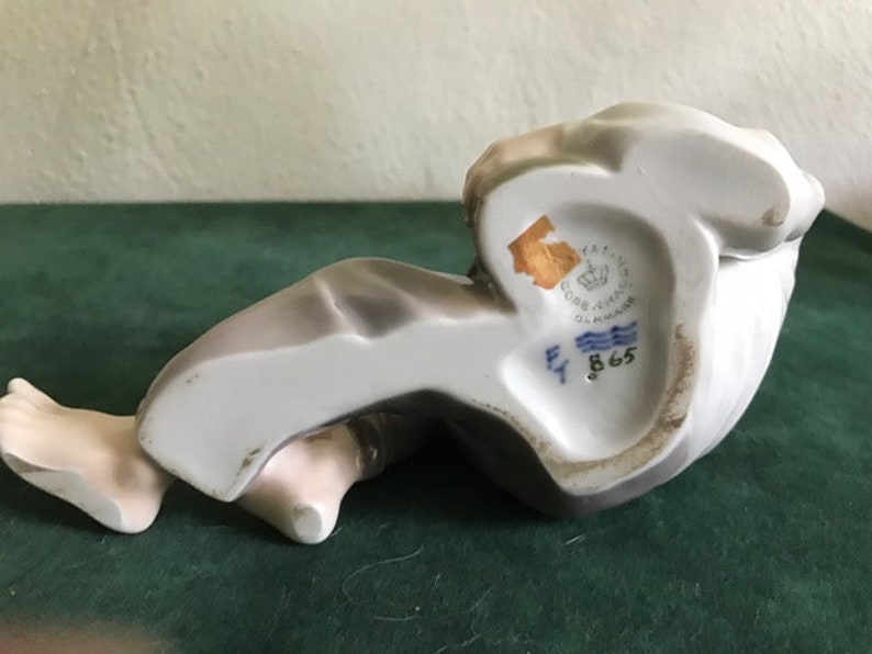 Royal Copenhagen Figurine No 865 Boy Eating Lunch