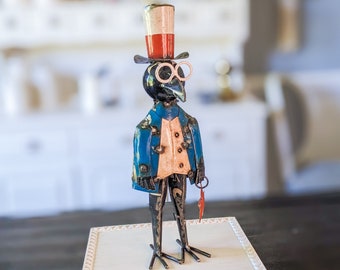 Patriotyczna figurka kruka, stojąca kruk w cylindrze i okularach, rzeźba z metalu z recyklingu, wystrój w stylu vintage americana, dekoracyjny ptak