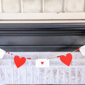 Valentinstagsgirlande, Liebesbriefgirlande, Rotes Herzgirlande, Valentinstagsmantel, Liebesnotizdekor, Amorpost, Valentinstag-Holzperlengirlande