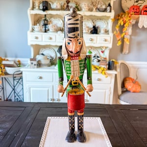 Nötknäpparfigur, Vintage nötknäppare med trumma, Skulptur av återvunnen metall, Vintage juldekor, Retro jul, Nötknäppare i metall