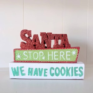Santa parada aquí tenemos letrero de galletas, letrero de Navidad, decoración de mesa de Navidad, VENTA DE DESTASH, liquidación de Navidad