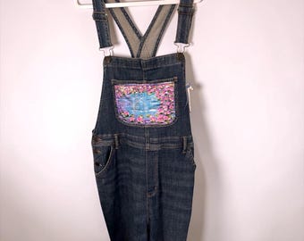 Mono de trabajo pintado a mano con flores de loto