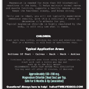 Puede incluir: Una tarjeta informativa en blanco y negro para la loci&oacute;n de magnesio. La tarjeta enumera los beneficios, las &aacute;reas de aplicaci&oacute;n y las instrucciones de uso. El texto incluye "Magnesium Lotion", "Magnesium Chloride" e informaci&oacute;n del sitio web.