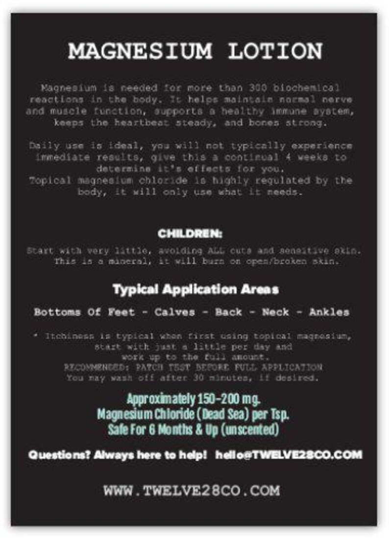 Puede incluir: Una tarjeta informativa en blanco y negro para la loci&oacute;n de magnesio. La tarjeta enumera los beneficios, las &aacute;reas de aplicaci&oacute;n y las instrucciones de uso. El texto incluye "Magnesium Lotion", "Magnesium Chloride" e informaci&oacute;n del sitio web.