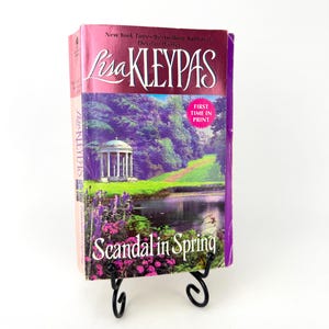 Skandal om våren av Lisa Kleypas Väggblommorna 1:a trycket Pocketbok med omslag med baksida