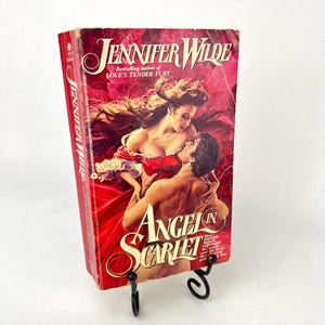 Angel in Scarlet di Jennifer Wilde Prima stampa 1986 Brossura con copertina flessibile