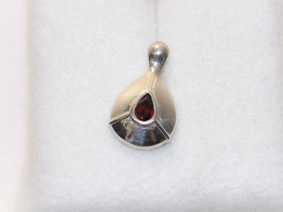Sterling silver tear drop shaped garnet pendant, … - image 8