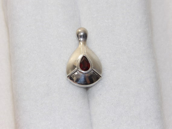 Sterling silver tear drop shaped garnet pendant, … - image 6