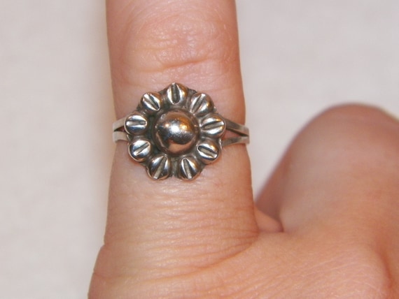 Sterling Silver Sunflower Ring, Sunflower Ring, Feminine Flower Ring, Sterling Midi Ring