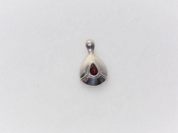 Sterling silver tear drop shaped garnet pendant, … - image 4