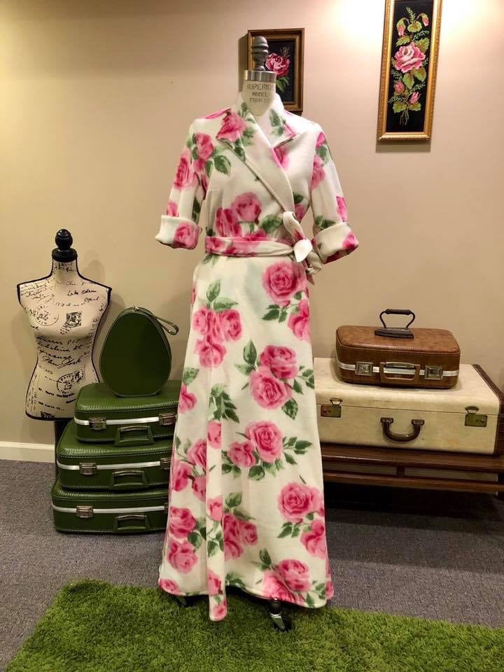 Vintage Reproduction 1940 s Housecoat Robe In Ivory Rose Fleece Fabric