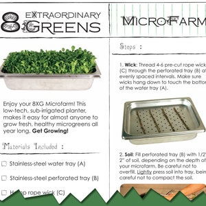 Op de afbeelding: Een micro-farmset van roestvrij staal voor het kweken van microgroenten. De set bevat een waterbak, een geperforeerde bak en touwpitten. De set is gelabeld met "8 Extraordinary Greens" en "Micro Farm". De instructies omvatten stappen voor het rijgen van de pitten door de geperforeerde bak en het vullen van de bak met aarde.