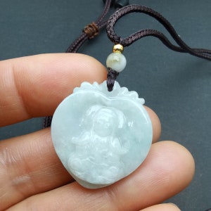 Natürlicher Jadeit Anhänger geschnitzt Guanyin Bodhisattva Anhänger Segen mit grauer Kordel Halskette verstellbare Länge 14-26 Zoll