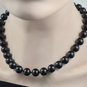 Dark Black Seashell Pearl Choker Necklace: Knotted Round Beads