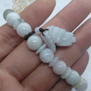 Bracelet de perles de jadéite naturelle de 10 mm, bracelet extensible fait main en jade de Birmanie sculpté et pixiu de feuille