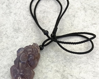 Naszyjnik z wisiorkiem z naturalnego chalcedonu. Rzeźbiony Pixiu 貔貅 z sznurkiem. Naszyjnik z chalcedonu.