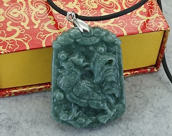 Rzeźbiony wisiorek z jadeitowym kogutem: naszyjnik z amuletem chińskiego znaku zodiaku