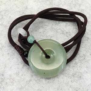 Natürliche Yiuyan Jade Donut Anhänger Halskette: Verstellbare Schnur Amulett