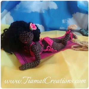 Costume Pour Poupée Curvy - Haut Et Pantalon Stretch Vert - Sans Crochet - Fait Main En Lituanie