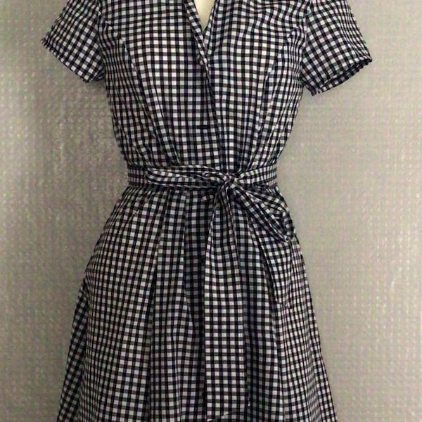 Robe chemise vichy à carreaux noirs et blancs avec ceinture