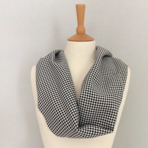 Houndstooth check black & white snood