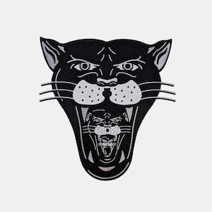 Op de afbeelding: Zwart-witte illustratie van een panter met zijn bek open, waardoor een kleinere panter zichtbaar wordt. De kleinere panter brult ook met zijn bek open.