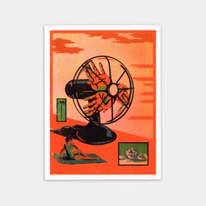 Puede incluir: Un ventilador negro y rojo con un diseño de mano en las aspas. Una mujer en traje de baño está tumbada en una toalla de playa frente al ventilador. El fondo es una puesta de sol con nubes.