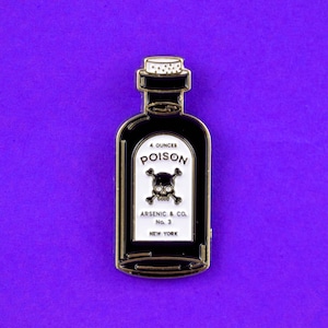 Épingle en émail souple bouteille de poison // Épingles mignonnes // Épingles // Épingles en émail // Cadeaux pour elle // Cadeau pour lui // Idées cadeaux // Épinglettes // poison