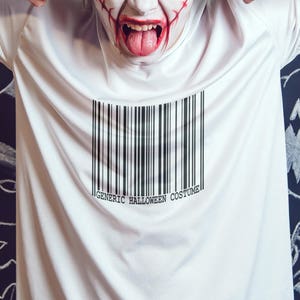 Puede incluir: Una camiseta blanca con un código de barras negro impreso en la parte delantera. El código de barras tiene el texto "GENERIC HALLOWEEN COSTUME" impreso debajo.