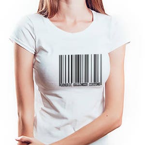 Puede incluir: Una mujer con una camiseta blanca con un código de barras negro impreso en la parte delantera. El código de barras tiene el texto "GENERIC HALLOWEEN COSTUME" impreso debajo. La mujer tiene la cara pintada de blanco con grietas negras y labios rojos.